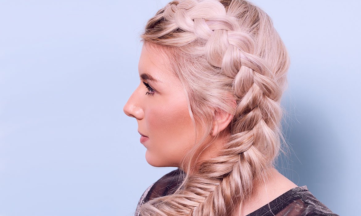 ¿Qué te parece la fishtail on top? No es una trenza del verano 2021 para llevar todos los días, pero nos parece que es perfecta para alguna ocasión más especial.